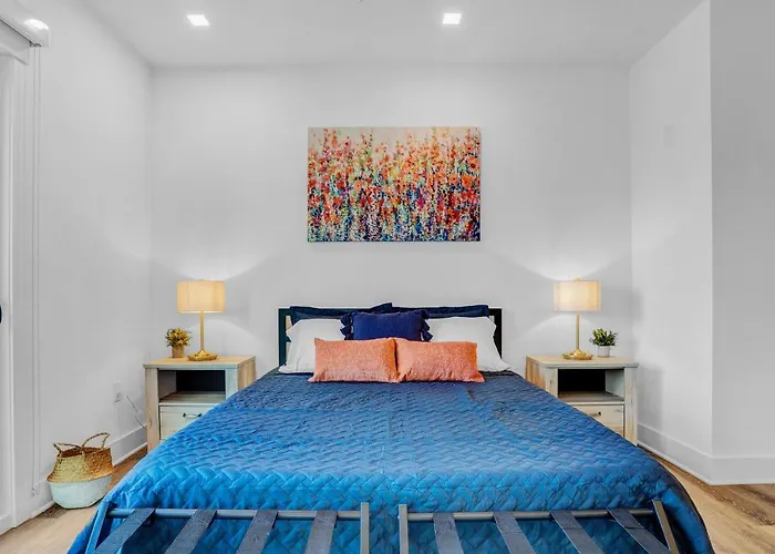 New! Vibrant Large Studio Dwntwn 18 Mins To Nyc