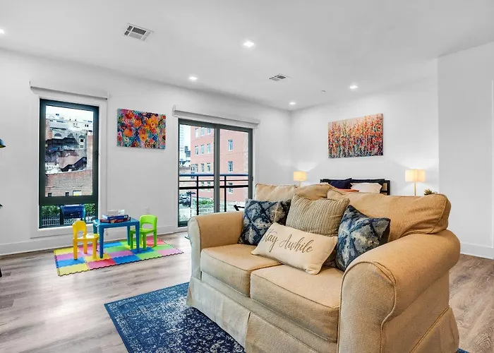 New! Vibrant Large Studio Dwntwn 18 Mins To Nyc