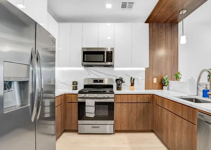 New! Vibrant Large Studio Dwntwn 18 Mins To Nyc
